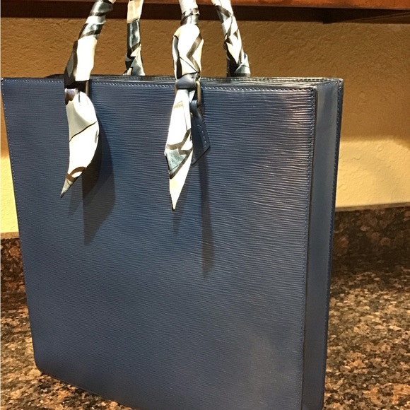 Louis Vuitton Bags - Picture 7 of 15